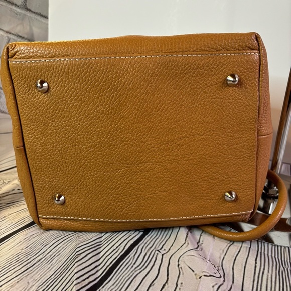 Pebbled Leather Tan Bucket Bag Red Suede Interior w/ attached Suede Cosmetic Bag - Picture 8 of 12